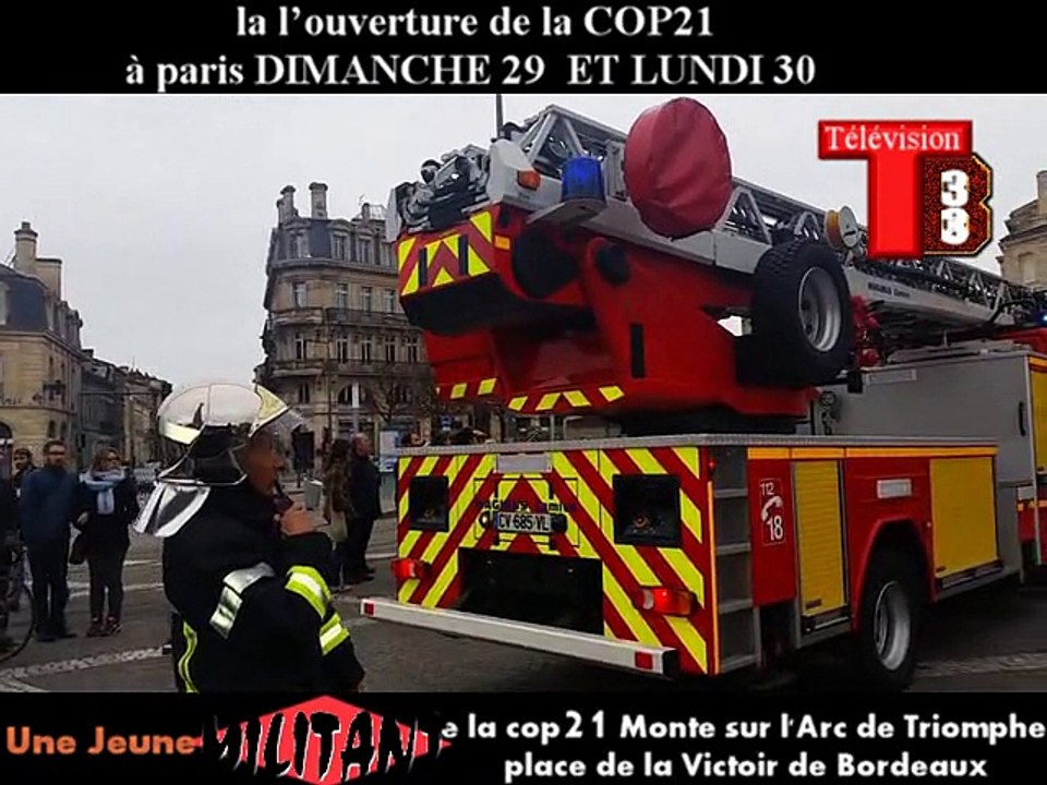Télévision-Bordeaux-33 Un Militant pour la cop21 de Paris Monte sur le Toit de l'Arc de Triomphe place de la victoire Bordeaux