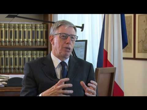 AMBASADORI ITALIAN KESHILLON SHQIPERINE TE BEJE KUJDES ME AZILKERKUESIT LAJM