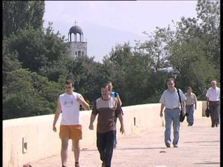 PROTESTA NE MAQEDONI SHQIPTARET KUNDER LIGJIT TE RREGJISTRIMIT LAJM