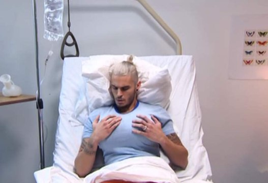 Hypnotisé, Baptiste Giabiconi se réveille avec des seins - ZAPPING PEOPLE DU 30/11/2015