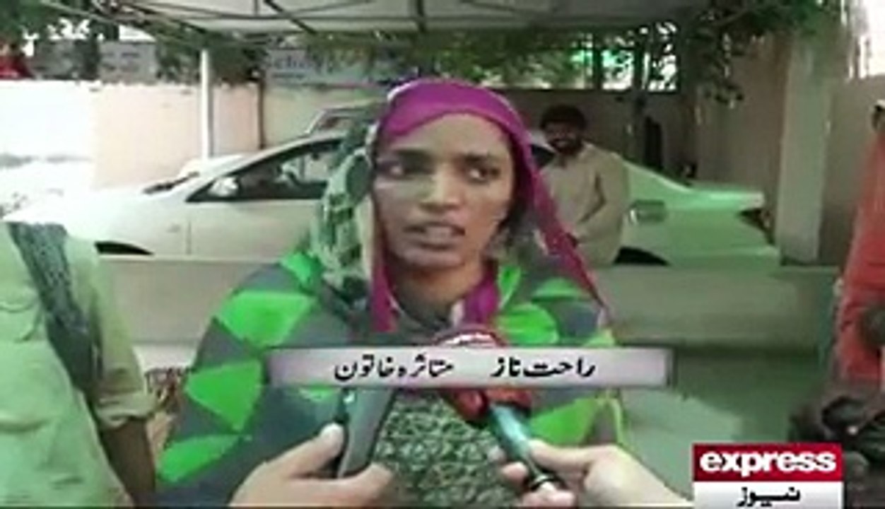 گوجرانوالہ میں خاتون نے ڈی ایس پی کی سرعام پٹائی کردی۔۔۔۔۔