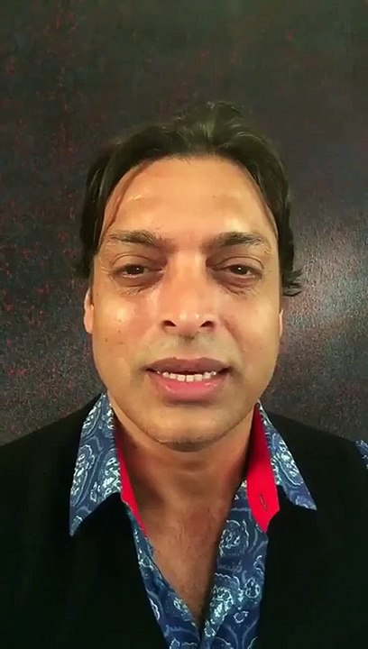 Shah Rukh Khan kissed shoaib akhtar and shows his love for shoaib akhtar