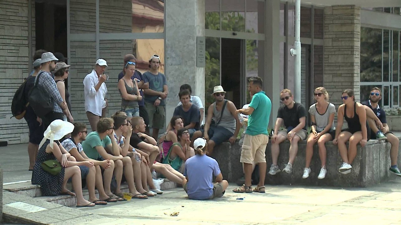 TURISTET E HUAJ NE TIRANE