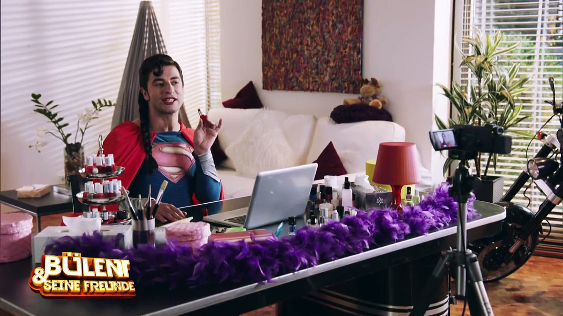 ⁣Superman macht Beauty-Tutorials - Bülent und seine Freunde
