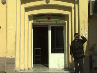 RIKTHEHET DEBATI PROJEKTLIGJI NDALON SIMBOLET FETARE NE SHKOLLA LAJM