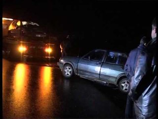 POLICIA SHFAJSOHET UNIFORMAT BLU BEJNE FAJTORE QYTETARET PER AKSIDENTET LAJM