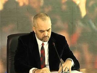 RAMA SULMON BERISHEN KRYEMINISTRI THELLOI KRIZEN ME FJALIMIN NE PARLAMENT LAJM