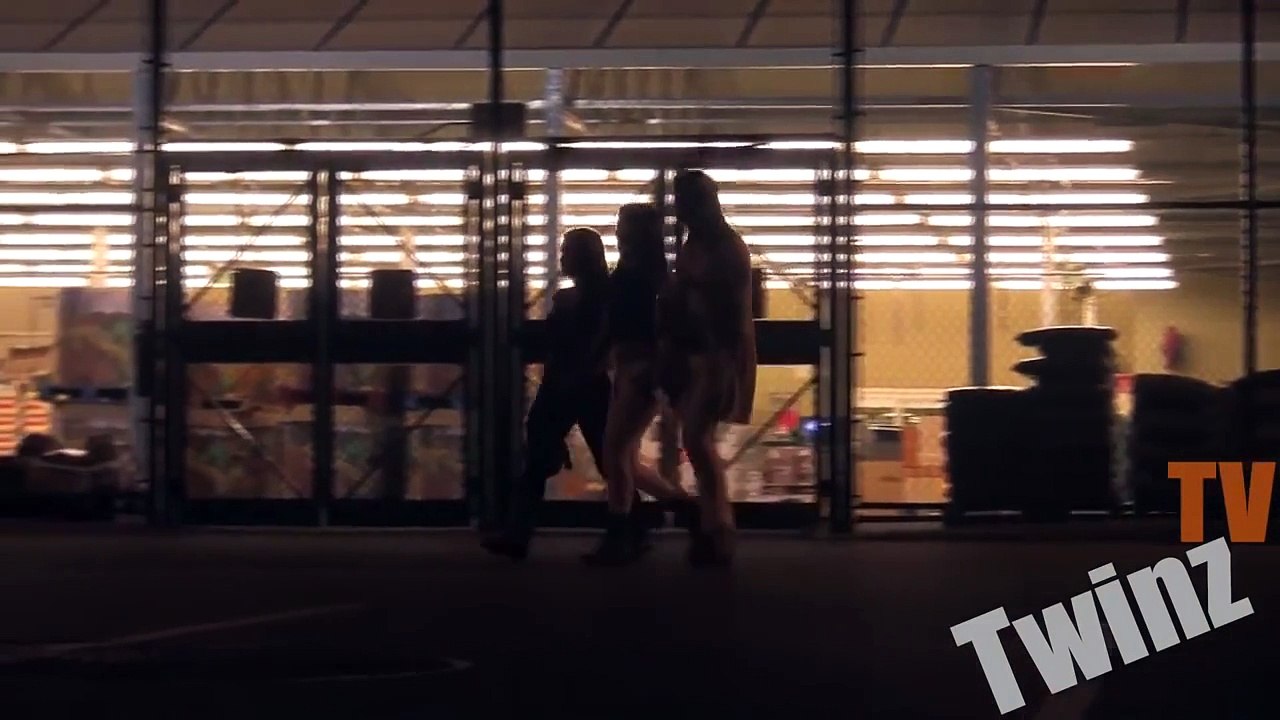 KILLER CLOWN IN THE HOOD (PRANKS GONE WRONG) Pranks in the Hood - Scary Pranks - Funny Pranks 2014