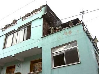 ZJARR NE TIRANE DIGJET ÇATIA E NJE SHTEPIE NGA SHKENDIJAT E SALDIMIT LAJM