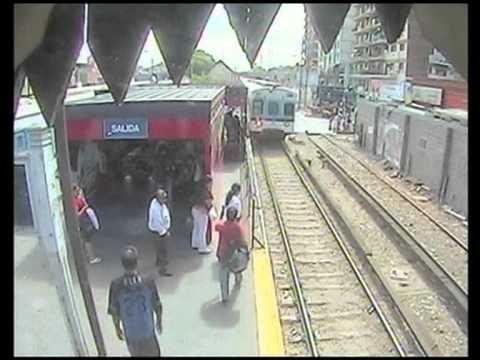 SHPETON PER MREKULLI NJE VAJZE E VOGEL NE ARGJENTINE I SHPETON TRENIT LAJM