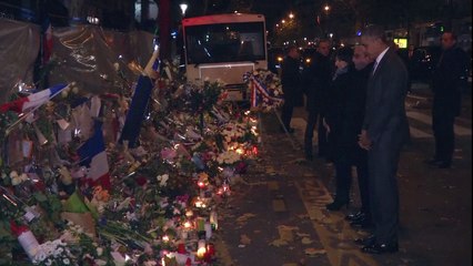 Barack Obama se recueille au Bataclan