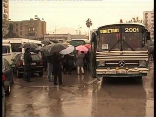AUTOBUSET E PROTESTES QINDRA AUTOBUSE NGA RRETHET BLLOKIME NE SHKODER LAJM