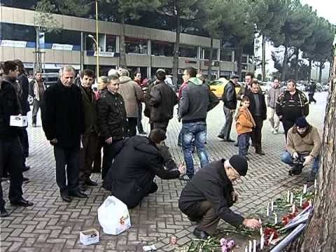 HOMAZHE NE BULEVARD PS “MJAFT” DHE QYTETARET VENDOSIN BUQETA ME LULE LAJM