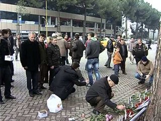 HOMAZHE NE BULEVARD PS “MJAFT” DHE QYTETARET VENDOSIN BUQETA ME LULE LAJM