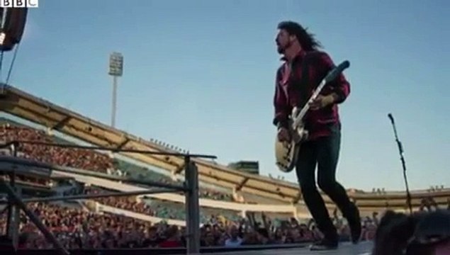 Foo Fighters Dave Grohl breaks leg in stage fall