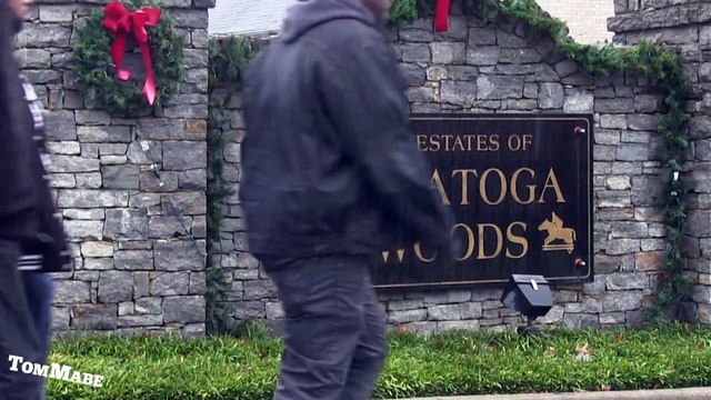 Des chanteurs de Noel habillés en rappeurs... Blague énorme