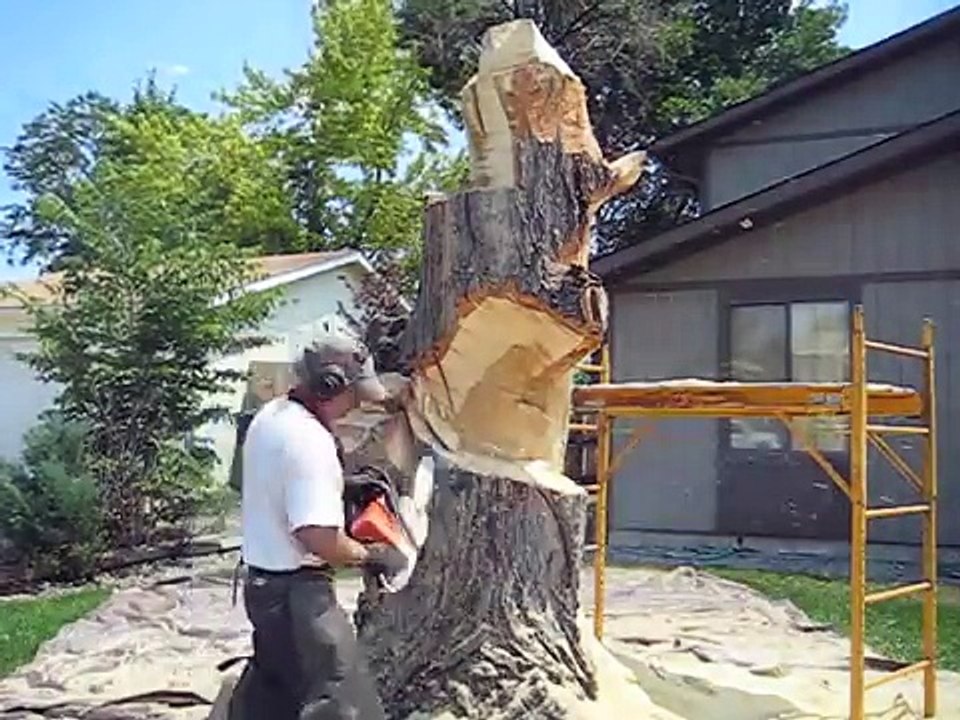 Lueb Popoff sculpte un tronc d'arbre avec sa tronçonneuse