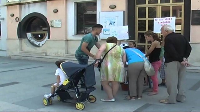 FEMIJE E TE RRITUR NE KORÇE KERKOJNE RIVENIEN E KINEMASE NE FUNKSION TE PUBLIKUT LAJM