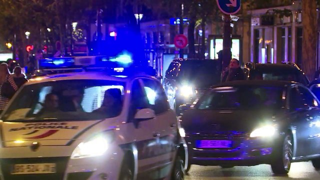 Barack Obama se recueille au Bataclan