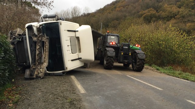 Axe Corlay - Guingamp : le camion chargé de sable se couche sur la chaussée