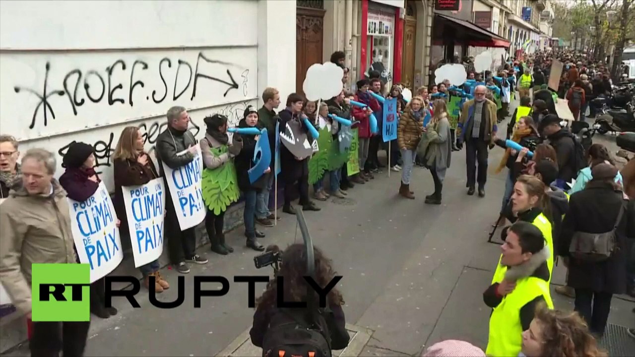 Les Parisiens forment une chaîne humaine de deux kilomètres au cœur de Paris