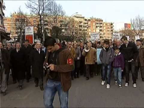 PROTESTA NE TIRANE ZHVILLOHET NE MENYRE PAQESORE PROTESTA E OPOZITES LAJM