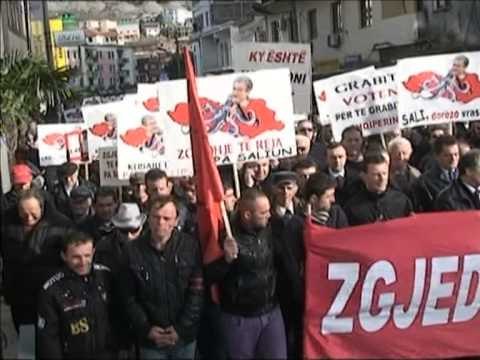 VERIU NE LEZHE PROTESTUES NGA VERIU I VENDIT NE RRUGET E LEZHES LAJM