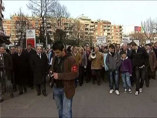 PROTESTA NE TIRANE ZHVILLOHET NE MENYRE PAQESORE PROTESTA E OPOZITES LAJM
