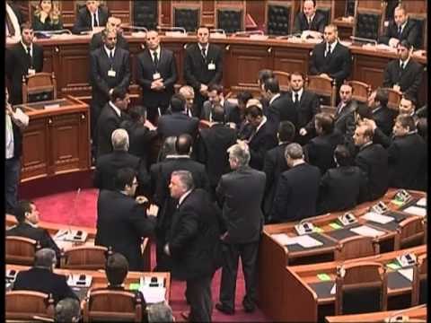 DHUNA NE PARLAMENT OPOZITA DHE MAZHORANCA PADISIN NJERA TJETREN LAJM