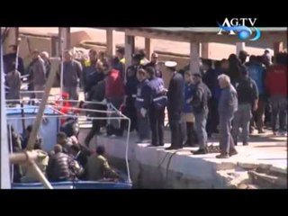 KAOS NE LAMPEDUZA RIKTHEHEN ZBARKIMET E REFUGJATEVE NE ISHULL LAJM