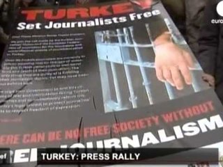 ARRESTIMI I GAZETAREVE PROTESTE NE TURQI PER MBROJTJEN E TYRE LAJM