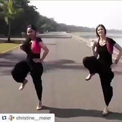 انگریزی لڑکیاں پنجابی ڈانس کرتے ہوئے