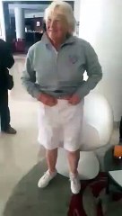 شوفوا وين مخبية فلوسها هذي السائحة العجوز في تونس ..  خايفة مالسرقة