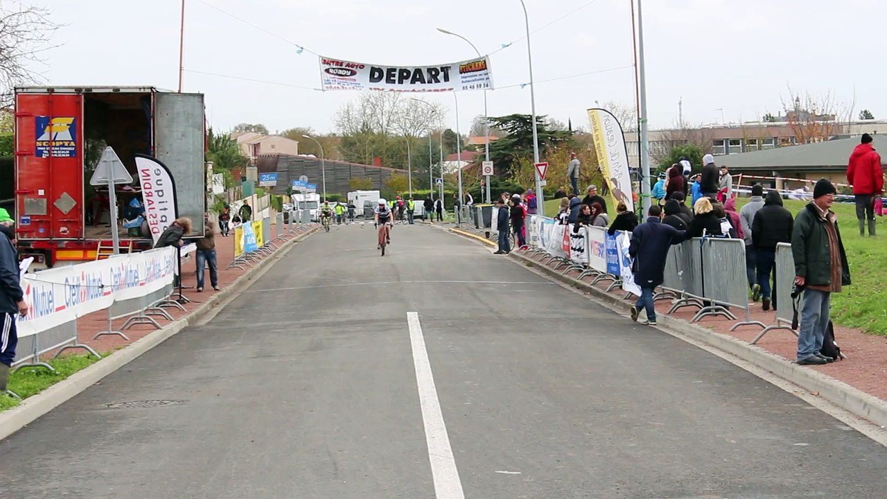 2015 11 29  cyclo cross saint jean d'angely cadet florian arrivée
