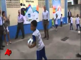 OBAMA NE BRAZIL FUTBOLL ME FEMIJET E RRUGES,ATY KU LINDIN YJET LAJM