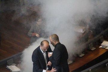 Kosova'da Meclis salonuna yine gaz atıldı