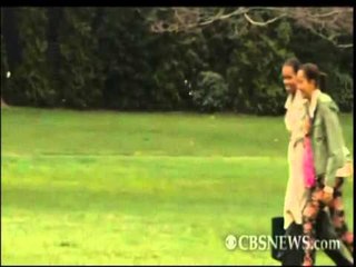 SHTEPIA E BARDHE OBAMA KTHEHET NGA TURI E GJEN DEREN MBYLLUR LAJM