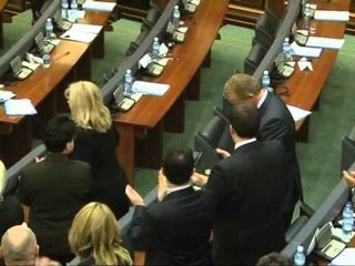 LUFTE E BRENDSHME NE PDK SHTOHEN ZERAT KUNDER KRYETARIT HASHIM THAÇI LAJM