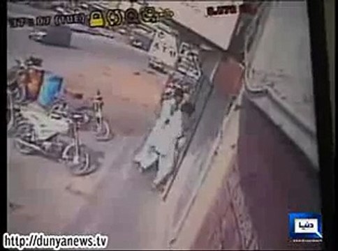 Dunya News-Dunya News obtains CCTV footage of Karachi bank robbery