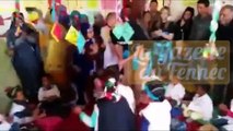 Madjid Bougherra danse avec les enfants réfugiés Sahraouis à Tindouf!