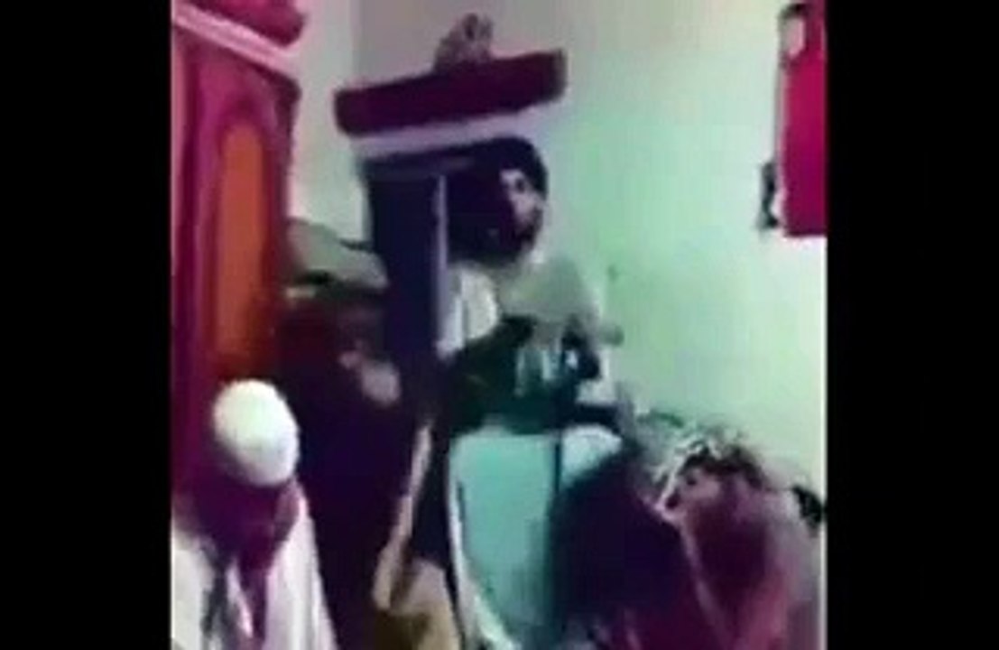 Molvi Taqreer Ke Dauran Shiddat e Gham Mein Fan Se Latak Gya - Should I Laugh Or Should I Cry