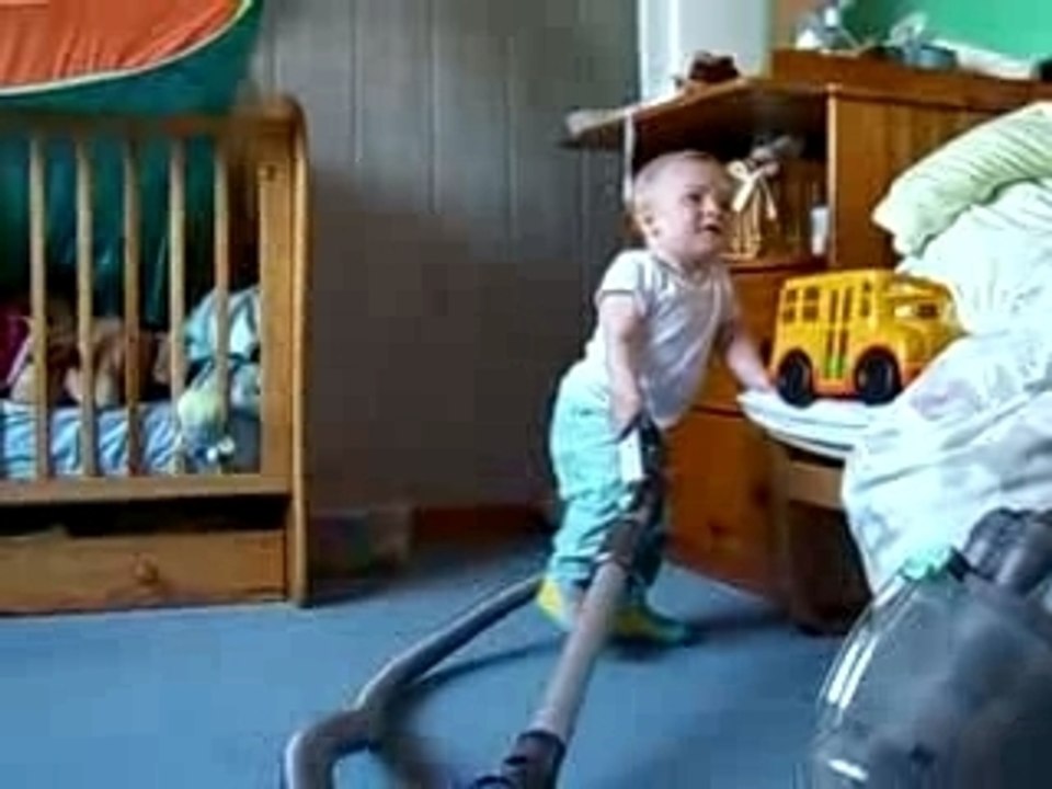 Nathan 14 mois passe l'aspirateur