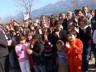 BERISHA NE PETRELE INAGURON NJE SHKOLLE 9 VJEÇARE DHE SULMON RAMEN LAJM