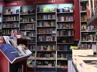 VITRINA E LIBRIT KETE JAVE DOMINOJNE LIBRA HISTORIKE DHE PSIKOLOGJI LAJM