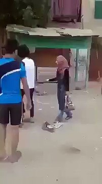 گلی سے گزرتی ہوئ لڑکی سے اوارہ لڑکوں نے بیغرتی کی انتہا کر دی شرمناک ویڈیو