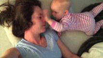 Maman veut faire la sieste mais bébé a autre chose en tête!