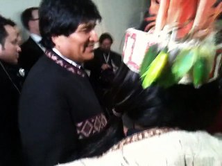 COP21 Terra eco tente de toucher Evo Morales