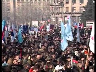 PROTESTA NE SERBI OPOZITA E VENDOSUR PER ZGJEDHJE TE PARAKOHSHME LAJM