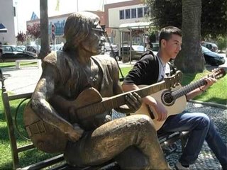 MONUMENT I LENON NDERTOHET STATUJA E KENGETARIT NE DURRES LAJM