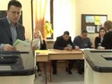 NIS VOTIMI TE LICEU MJAFT POLITIKANE TE PARET NE QENDREN E VOTIMIT LAJM